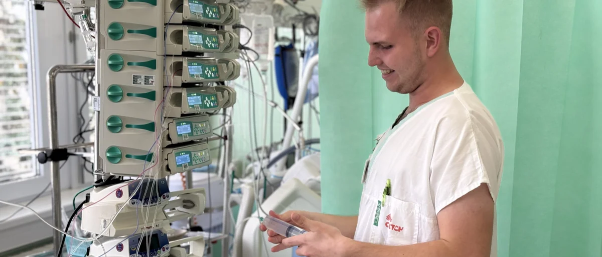 Biomedicínský technik nebo inženýr (muž/žena) na pracoviště intenzivní péče a&nbsp;operační sály